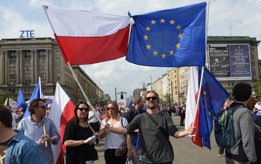 Flagi na marszu
