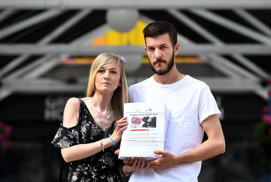 CHARLIE GARD UMIERA, RODZICE WALCZĄ O JEGO ŻYCIE
