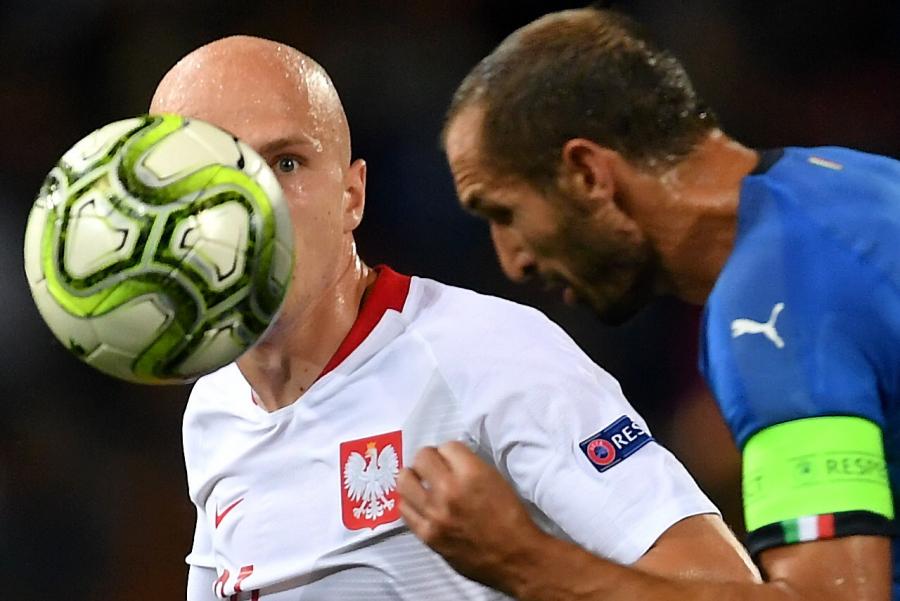 Rafał Kurzawa (L) i Giorgio Chiellini (P)