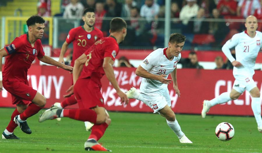 Polak Krzysztof Piątek (2P) i Pepe (L) z Portugalii podczas meczu piłkarskiej Ligi Narodów w Chorzowie
