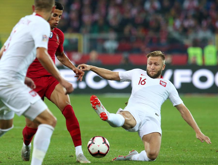 Polak Jakub Błaszczykowski (P) i Joao Cancelo (L) z Portugalii podczas meczu piłkarskiej Ligi Narodów w Chorzowie