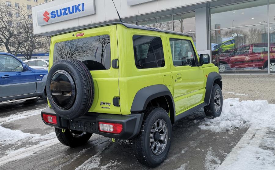 Suzuki Jimny nowej generacji na przedniej osi ma hamulce tarczowe, a na tylnej osi – bębnowe. Samochód może nie staje jak wryty, ale układ całkiem sprawnie radzi sobie z zatrzymywaniem tej lekkiej terenówki. Opony o wysokim profilu 195/80 R15 pomagają w walce z wybojami