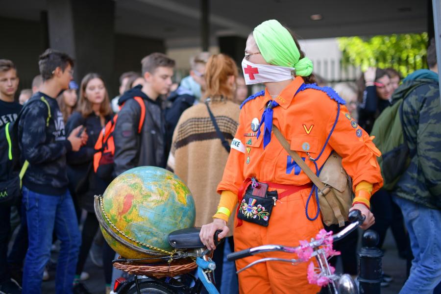 Uczestnicy Młodzieżowego Strajku Klimatycznego w Warszawie