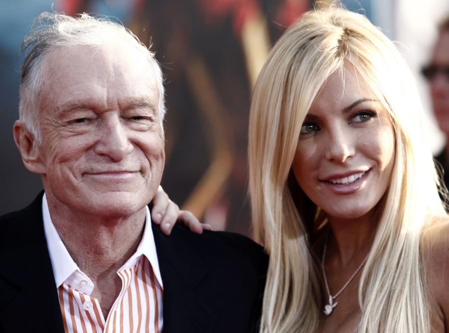 Hugh Hefner. Szef "Playboya" nigdy nie stronił od kobiet. Jest zaręczony z Crystal Harris Lied, która rozebrała się dla jego magazynu