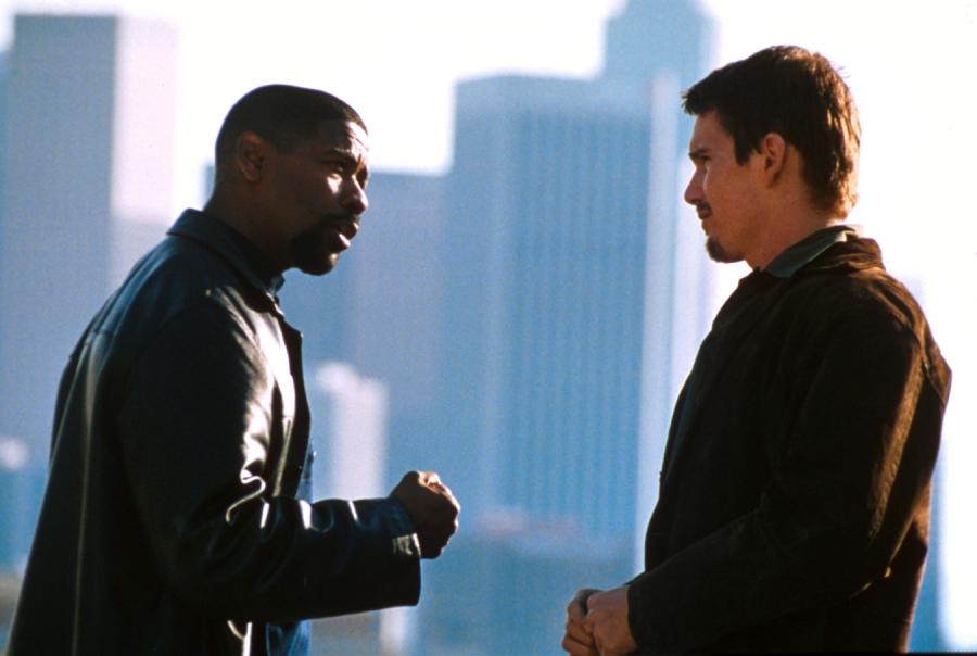 Denzel Washington i Ethan Hawke w filmie "Dzień próby" (2001)