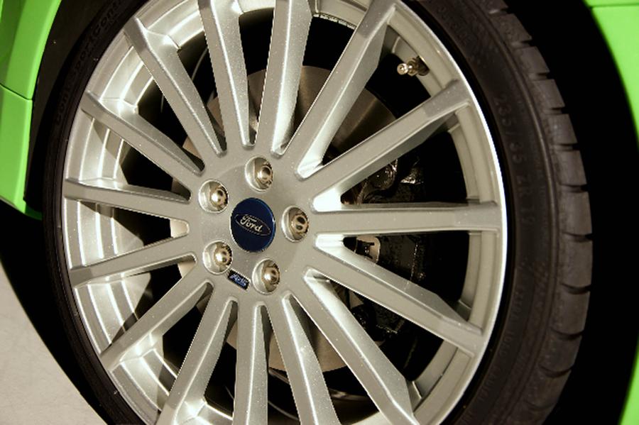 Wyczynowe zawieszenie, superprecyzyjny układ kierowniczy, szerszy o 40 mm rozstaw kół (19-calowe obręcze aluminiowe owinięte plasterkiem wyczynowej gumy Continental)