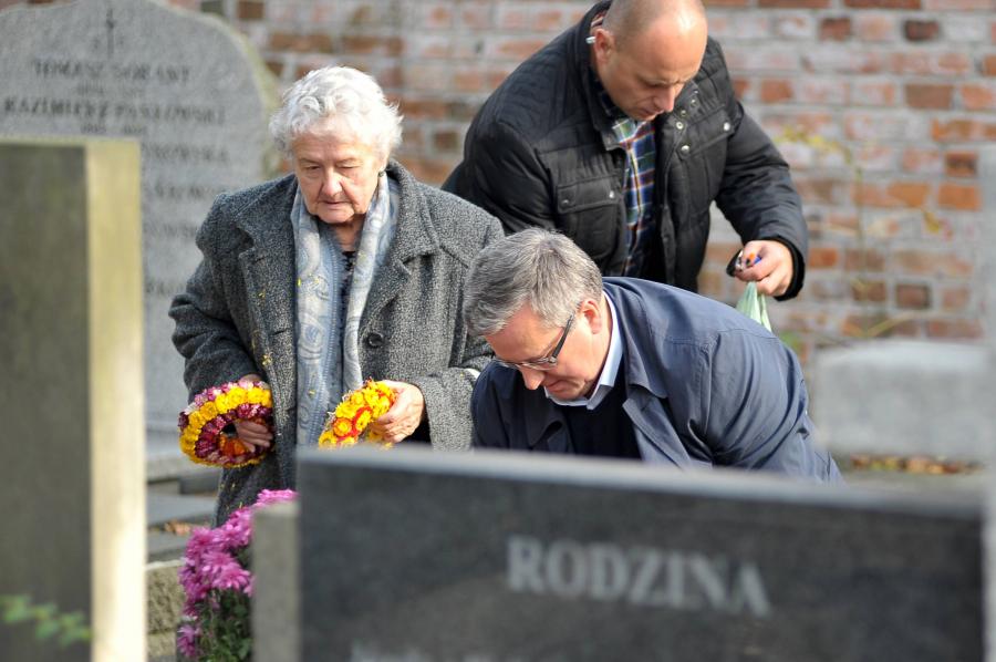 Bronisław Komorowski z mamą na Powązkach