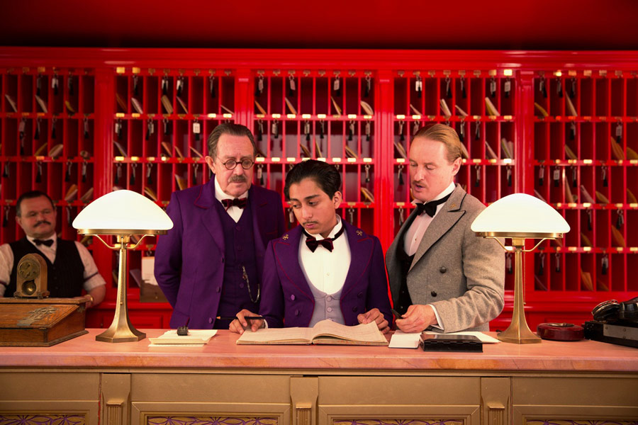 Tom Wilkinson, Tony Revolori i Owen Wilson w filmie "Grand Budapest Hotel"