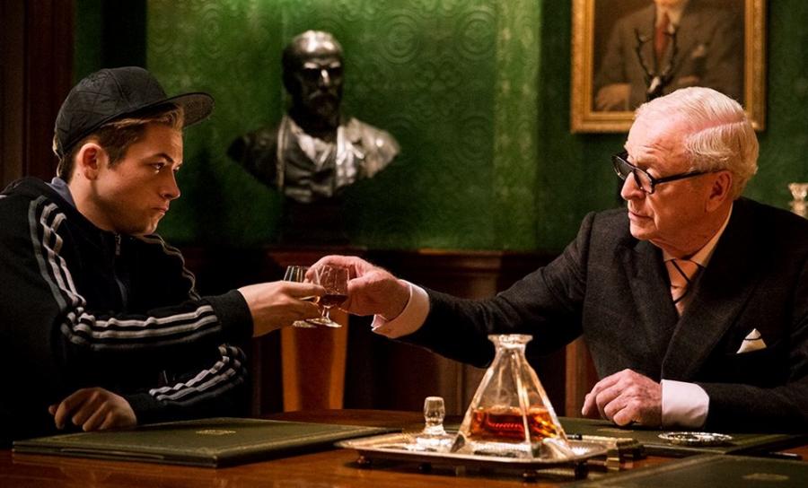 Taron Egerton i Michael Caine w filmie "Kingsman: The Secret Service"