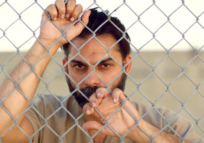 Peyman Moaadi jako Ali Amir w filmie "Camp X-Ray"