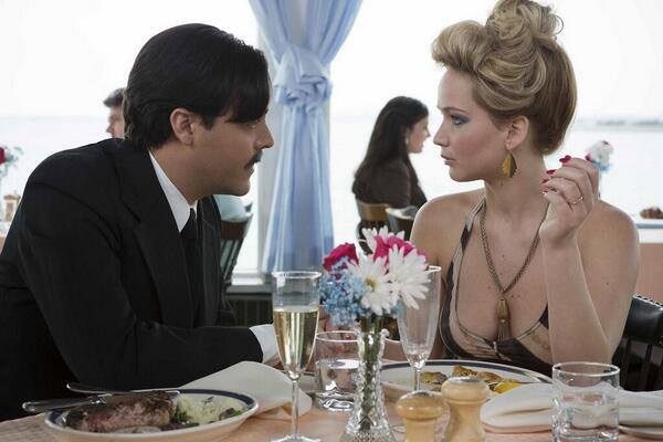 Jack Huston i Jennifer Lawrance w filmie "American Hustle"