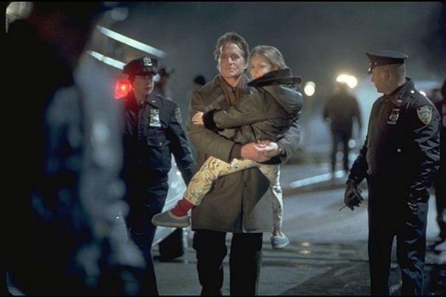 Skye McCole Bartusiak i Michael Douglas w filmie "Nikomu ani słowa"