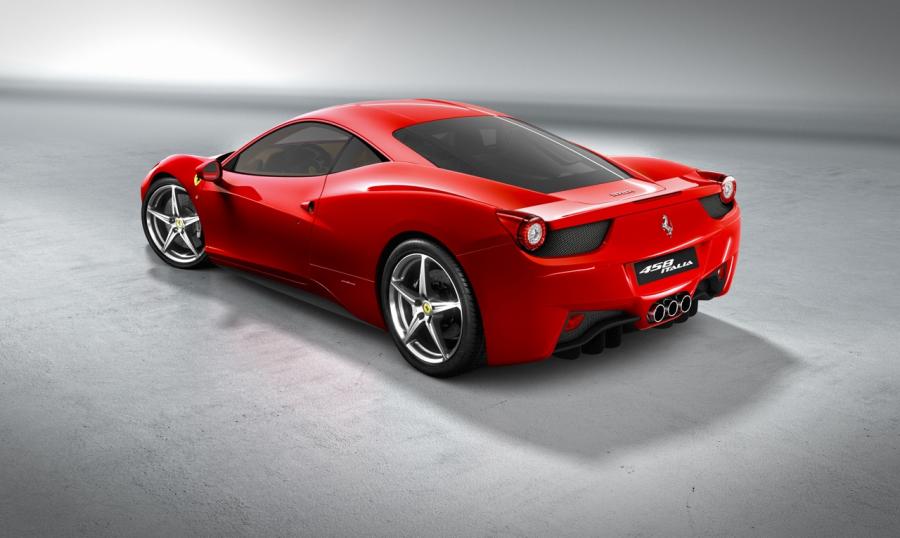 W 458 Italia motor zamontowano centralnie a jego możliwości dosłownie zmiatają z powierzchni ziemi - 570 KM i 540 Nm momentu obrotowego