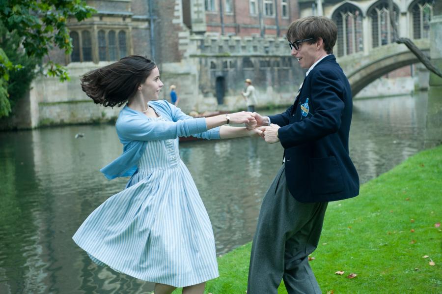 Felicity Jones i Eddie Redmayne w filmie "Teoria wszystkiego"