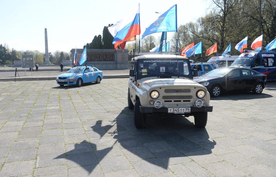 Uczestnicy rosyjskiego rajdu samochodowego "Drogami Chwały"