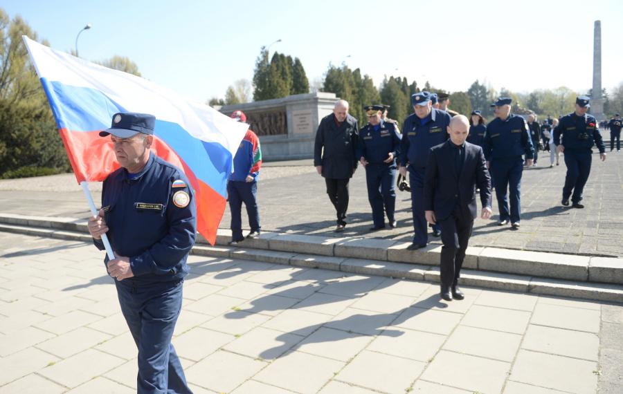 Uczestnicy rosyjskiego rajdu samochodowego "Drogami Chwały"