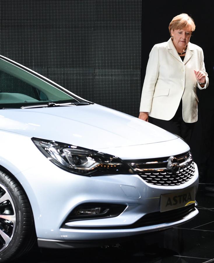 Angela Merkel i opel astra sports tourer