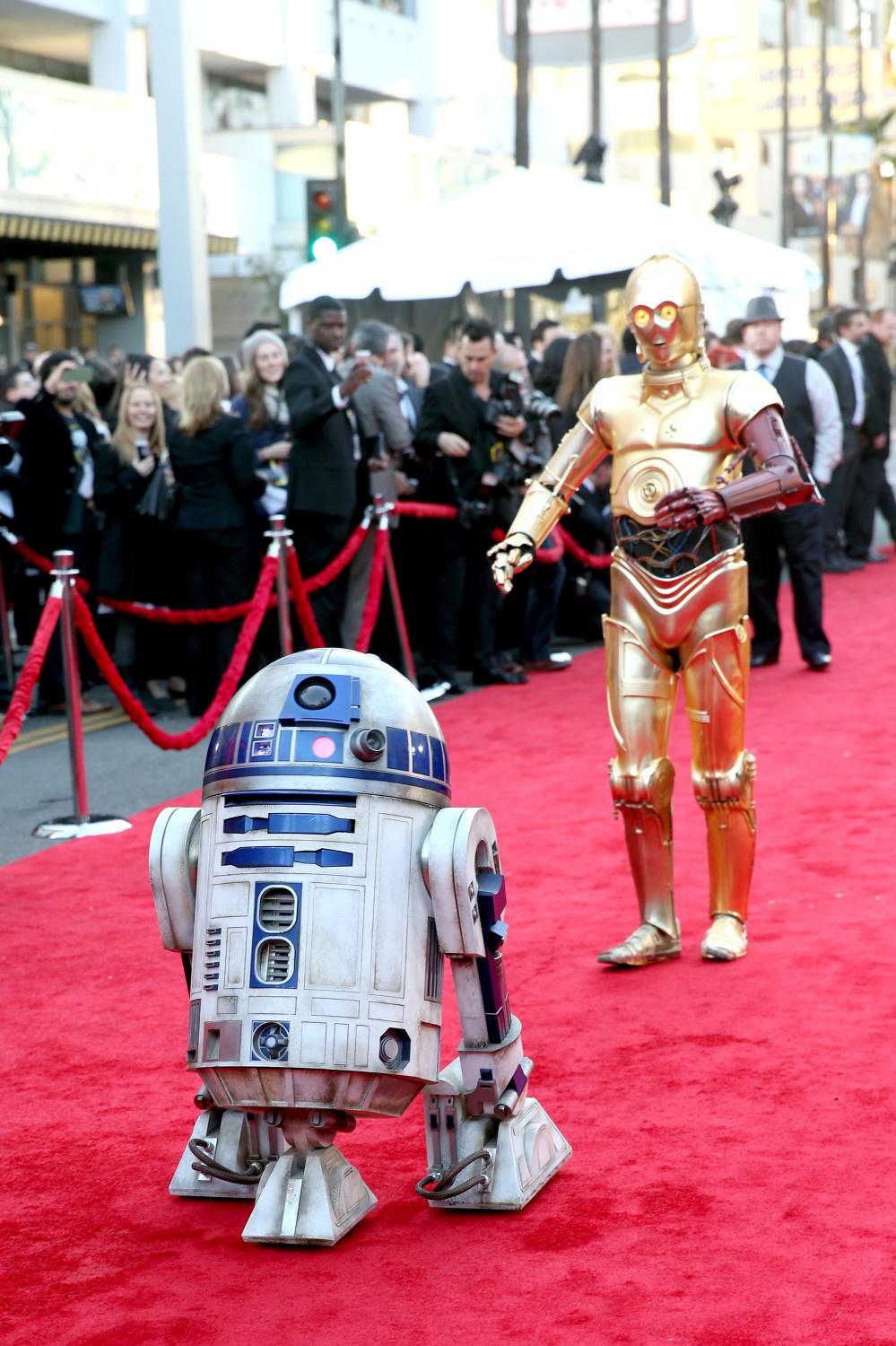 R2-D2 i C-3PO na premierze "Gwiezdnych wojen: Przebudzenia mocy"
