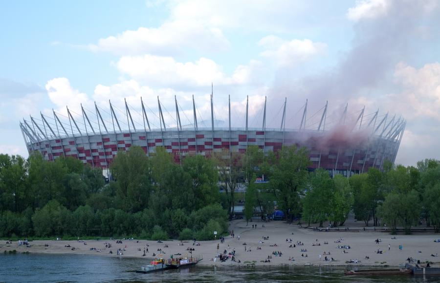 Skandal na Narodowym. Bramkarz Legii trafiony racą. Bójka kibiców. Stadion cały w dymie