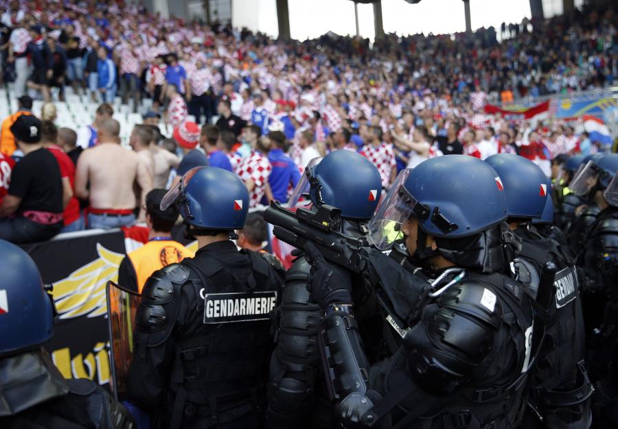 Najpierw Anglicy i Rosjanie, teraz Chorwaci. Kolejni kibice zakłócili mecz Euro 2016