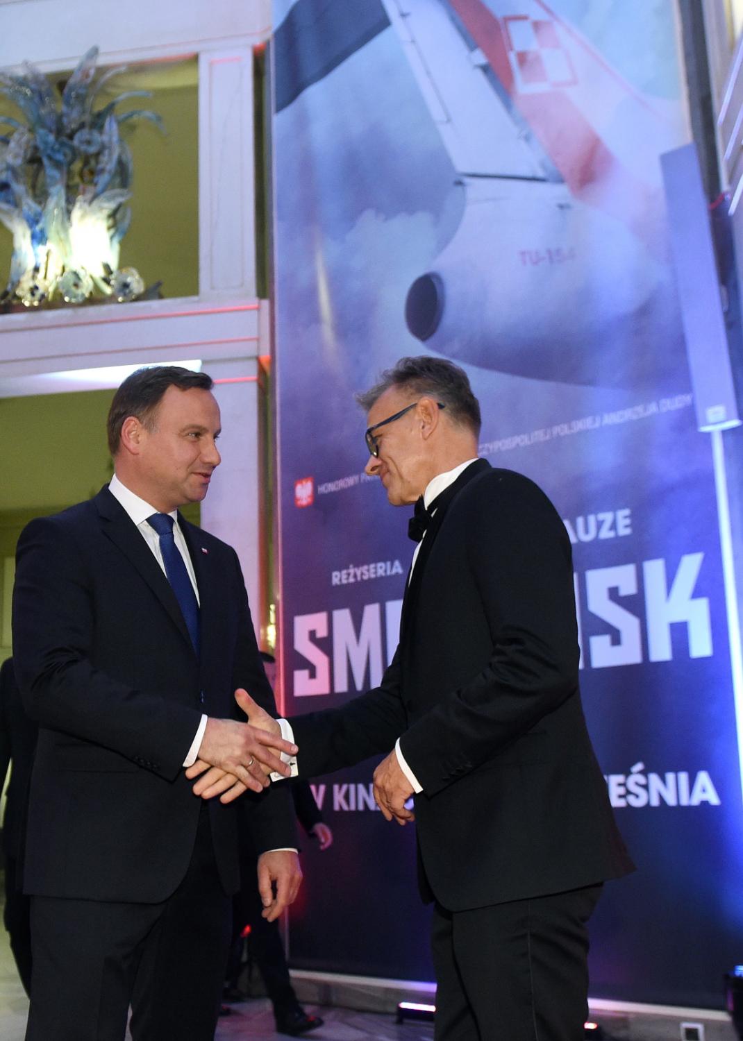 Prezydent Andrzej Duda i producent filmu Maciej Pawlicki przed uroczystą premierą filmu "Smoleńsk"