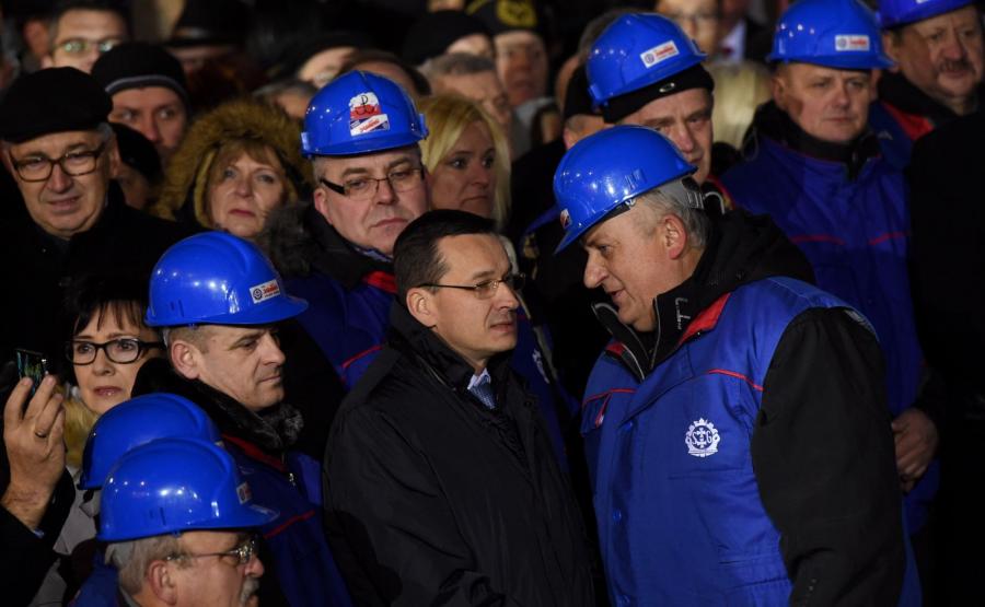 Wicepremier, minister rozwoju i finansów Mateusz Morawiecki (C) i wiceprzewodniczący stoczniowej "Solidarności" Karol Guzikiewicz (P) podczas zgromadzenia zorganizowanego przez PiS przy pomniku Wincentego Witosa na placu Trzech Krzyży w Warszawie